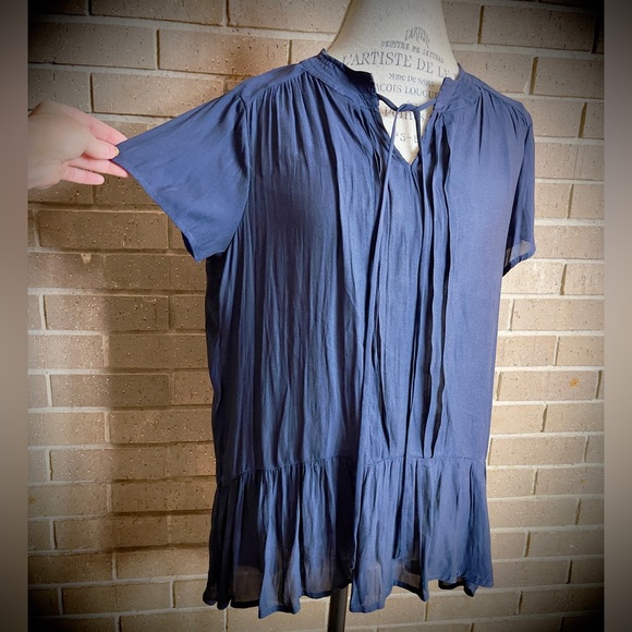 NWT - RO & DE Nordstrom Navy Silky Feel Short Sleeve Tie Neck Ruffle Hem blouse - Picture 3 of 7